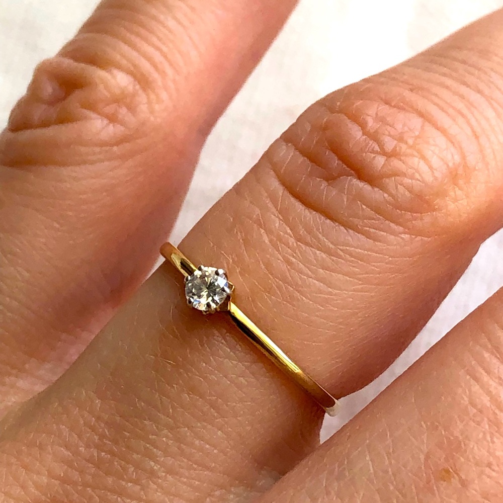 9K yellow gold ring with CZ stone, size 5 1/4 (5.25)